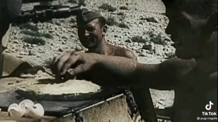 Tentara Afrika-British Lagi memakan Telor goreng di atas Tank Churchill