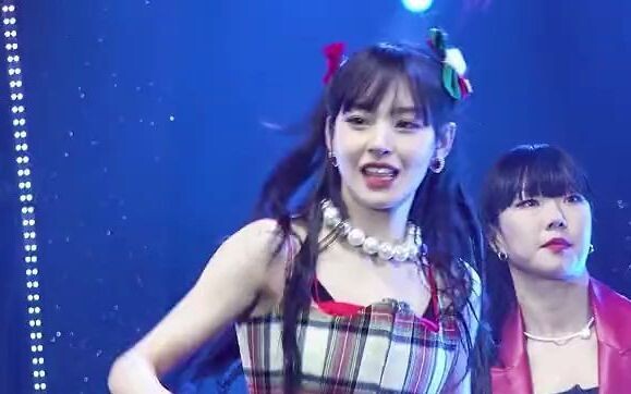 Noze, this shocking c*ess and beauty, the confused cat is online