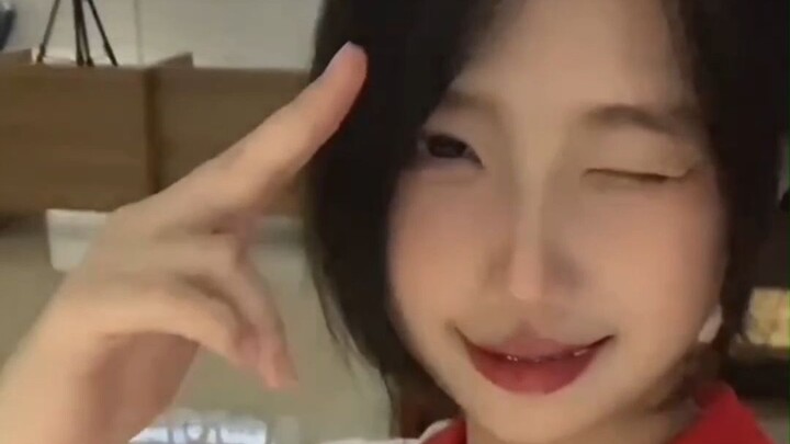 Cuối tuần cuối cùng cũng không phải mặc đồng phục nữa, nhún nhảy nhẹ trên đường về nhà #Học sinh tru