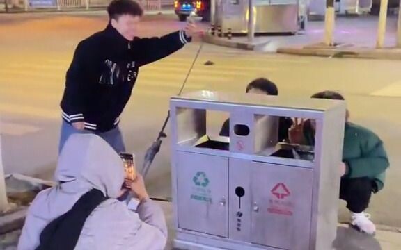 Take a photo of us brothers!