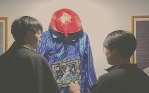 Mereka yang suka perjalanan waktu dan mereka yang suka berpakaian silang diam saja.