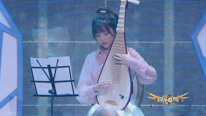 Zhou Shuyi played the pipa piece "Blue and White Porcelain" and danced to "Mr. Chu"