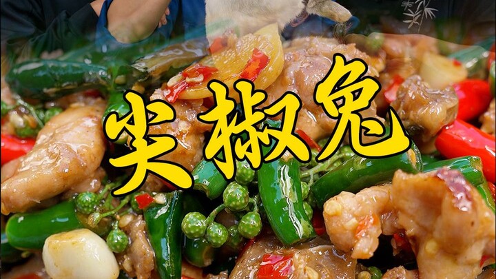 เมนูเด็ดแห่งยุทธจักร กระต่ายผัดพริกสด คือการล้วงหาเนื้อในพริกนี่สุดยอดไปเลย ยิ่งถ้าเอากระดูกออกแล้วก