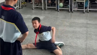 Primary school students have a street dance battle in the classroom, it’s so awesome, who do you thi