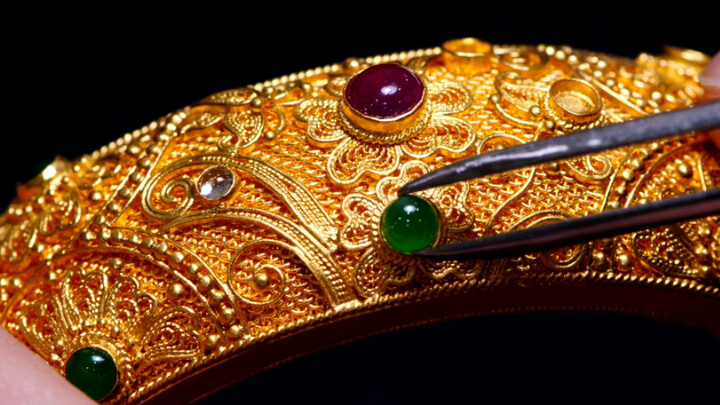 A gold filigree inlaid bracelet made with 3000 meters of gold thread in half a year (pure music vers