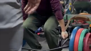 给你们看点刺激的，这是前年，我拉180KG的时候，我因为发力没发力好整个歪了，又给掰回来了。自己看了都后怕。有人问我，怎么能有劲儿。我的建议是找个好教练。…