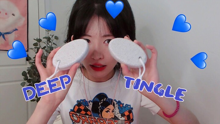 Dùng đá mài chân mô phỏng việc ngoáy tai, rồi lại cào bảng trắng trên đầu!