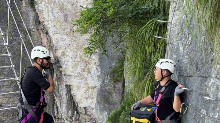 A Delivery Adventure on the Via Ferrata: How Do Climbers Order Food High Above the Ground? #Jigongli