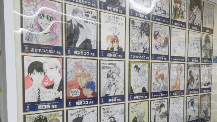 The world's largest A-store opened, with congratulatory pictures covering all four walls