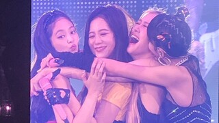 Live sing-along of "We Will Rock You"! So creative, Princess Tai of BLACKPINK!