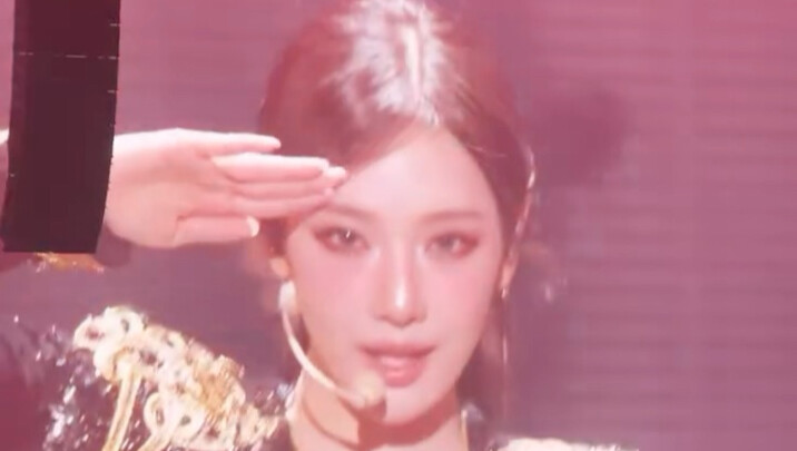 Video konser aespa yang diterbitkan oleh majalah Korea W, dengan Ningning sebagai sampulnya