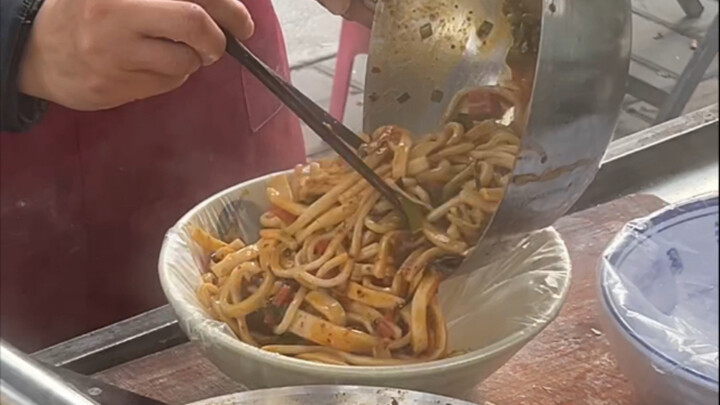 Xi’an’s signature shaved-noodle street food: packed with toppings and delicious for just 11 yuan!