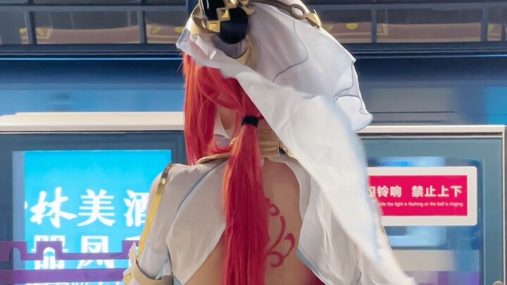 Hình như vừa gặp một người bạn từ Sumeru trên tàu điện ngầm? Không chắc lắm, xem lại một lần nữa thô