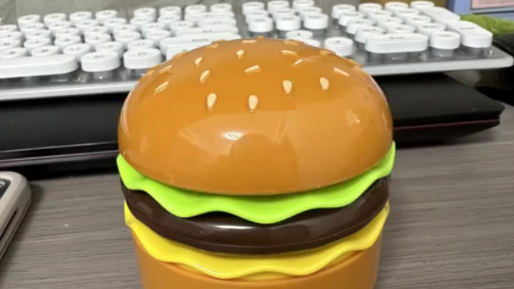 Mua sắm trực tuyến những món đồ nhỏ dễ thương, tiện tay đặt mua một chiếc đèn ngủ trên mạng, chẳng t