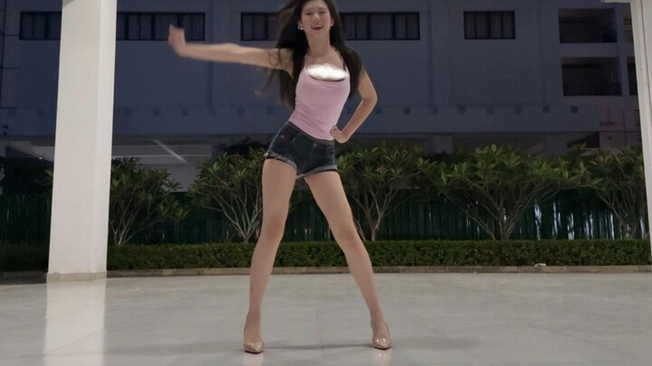 Saya nyatakan ini adalah lagu yang paling cocok untuk mengenakan tali bahu dan sepatu hak tinggi!!!
