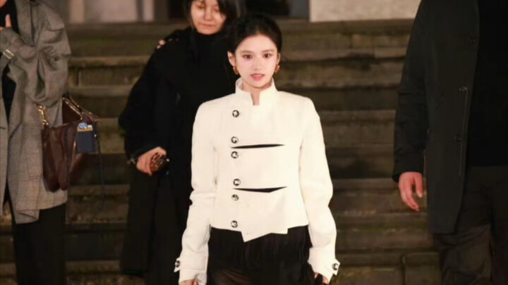 แม้ท้องฟ้าจะถล่มลงมา ก็ยังมีใบหน้าของจางจิ้งอี้คอยประคับประคองอยู่! ความงามอันทรงเกียรติที่ได้รับการ