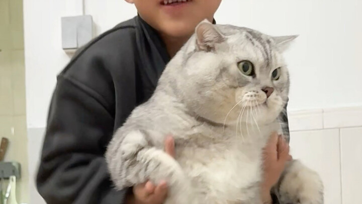 The younger brother suddenly picked up Dazhu and started dancing