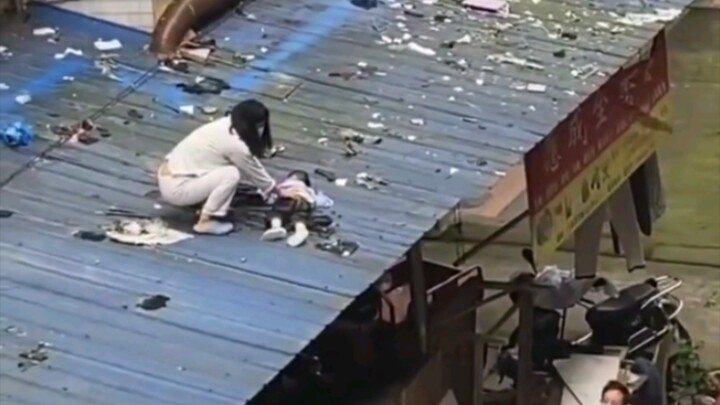 A little kid fell from an upper floor onto the awning—such a heartbreaking sight…