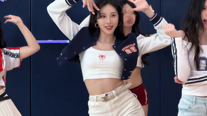 The cheerleader is here! Debut-Katseye