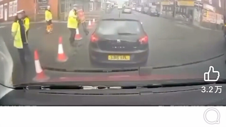 อัลกอริทึมการช่วยชีวิตส่งสองคลิปนี้มาให้ฉันต่อกัน มันขำมากจริงๆ ขอแชร์หน่อย คนอังกฤษสนุกกันจริงๆ