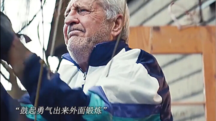 “Ông ngoại tập luyện nửa năm, chỉ để có thể một lần nữa bế được cháu lên!”