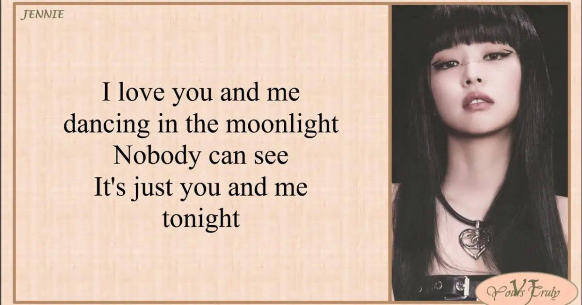 Текст песни you me jennie. Jennie Moonlight. Jennie you and me Moonlight. BLACKPINK Jennie you and me Moonlight. Jennie Dancing in the Moonlight.