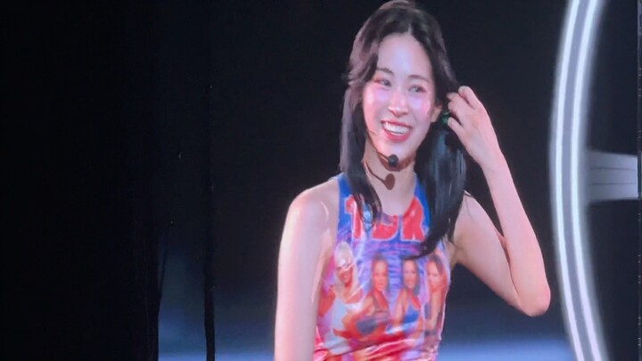 【ITZY】Shin Ryujin was cue to dance by her collar but suddenly realized the reality kkkkk「240810 Hong