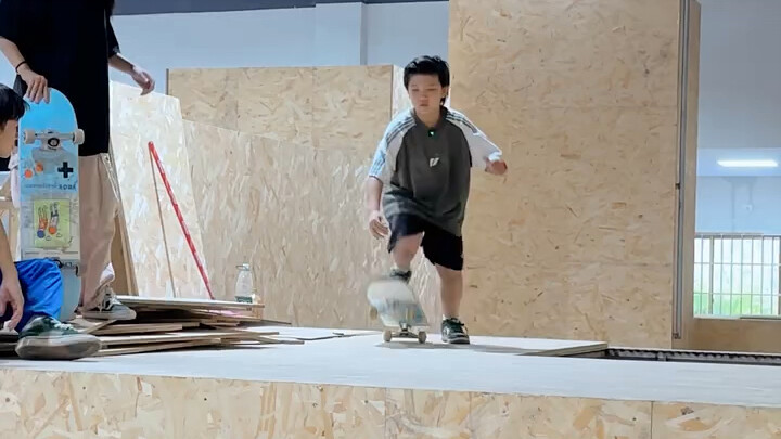 谁从上面滑板跳下来