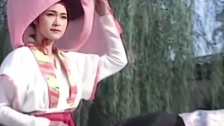 Back then, actors truly had natural beauty. Li Lifen’s song “Can’t Let Go,” the theme song for the T