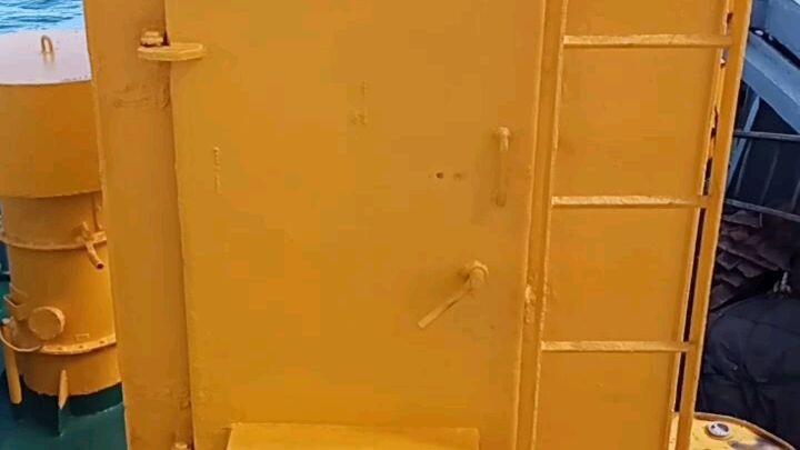 km Wilis sandar di pelabuhan Makassar