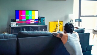 男人看电视时发现了诡异的事，上面竟然显示着紧急通知