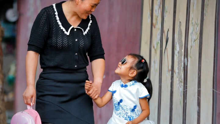 Setelah menitipkan anak pada pengasuh, sang ibu menghilang—dan pengasuh merawat anak itu selama empa