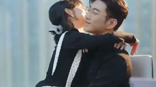 Pacarku selingkuh, aku menikahi paman CEO yang lebih tua 8 tahun—dia sangat memanjakanku