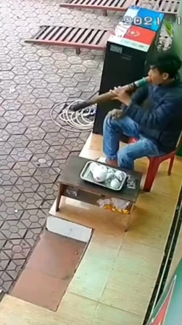 Kepulan besar tembakau kering, hampir terbang ke surga