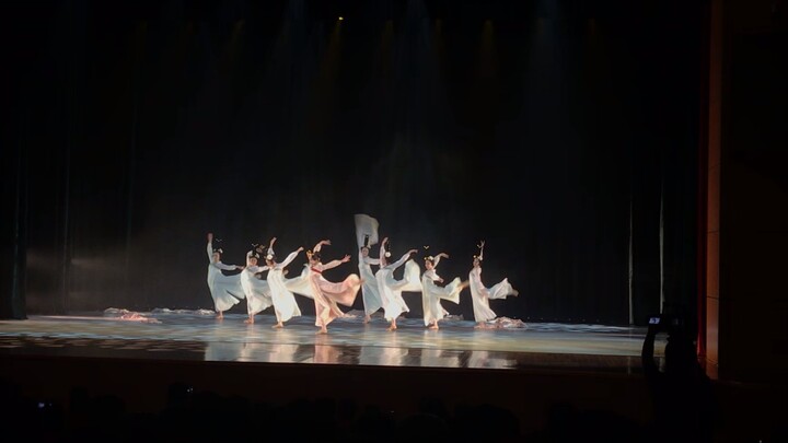 #Jalan Wanita Cantik# Kelompok Tari Sastra Universitas Zhejiang Merayakan Ulang Tahun ke-122 Univers