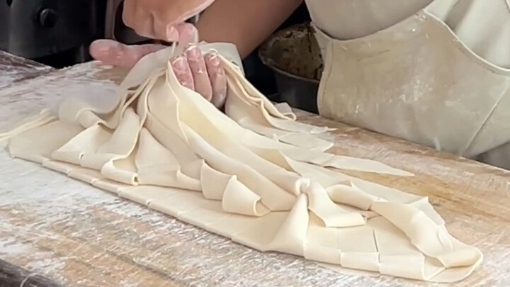 We went to a village in Xi’an and enjoyed authentic, hand-pulled wide noodles—soft yet delightfully 