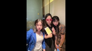 Yu Shuxin น่ารักมากกับเพื่อน ๆ ของเธอ
