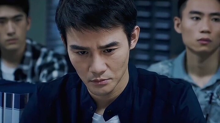 Polisi yang diperankan Wang Kai sangat berjiwa keadilan; bahkan pacarnya sendiri tidak boleh melangg