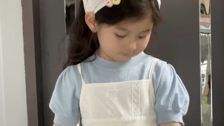 Here’s little one’s outfit for the week—does anyone like it?
