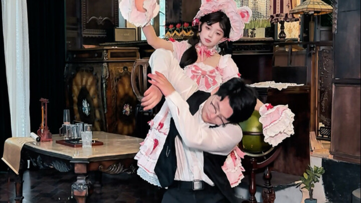 Let's have a two-person puppet dance