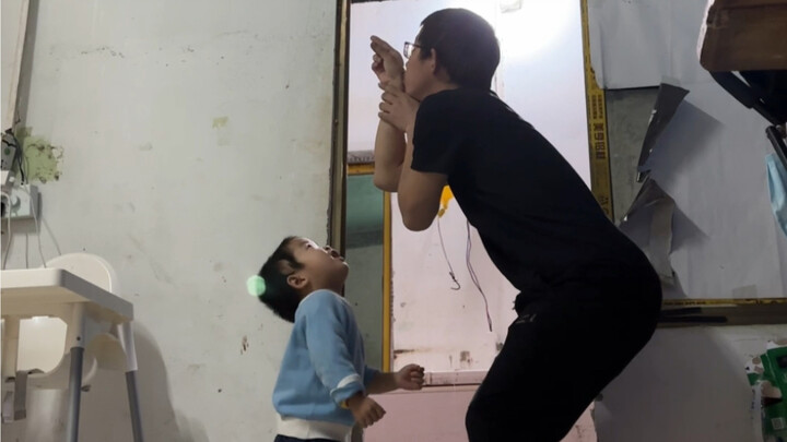 Quả bóng bay của con bị bay mất, bố tỏ ra rất lo lắng.