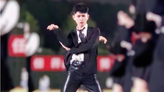 操场皮裤男大的自信I AM