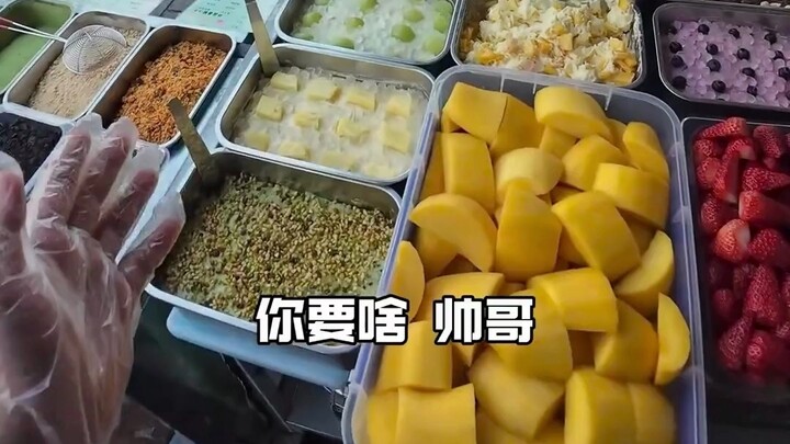 Copycat Braised Dishes in a Big Pot — Is Street Vending Tapping Into a Brand-New Niche?