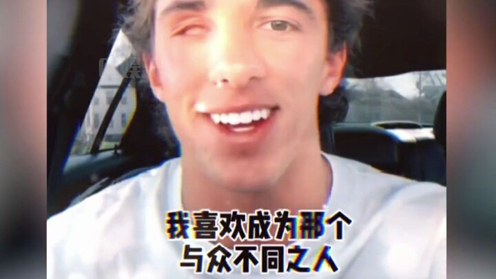 Optimistic people are so cool, okay? Being different isn’t scary—this girl wears a confident smile e