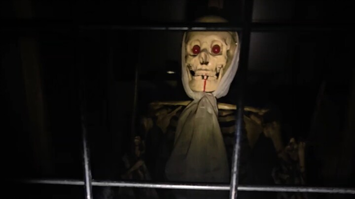 Rumah hantu kurang menegangkan, sang pemilik toko turun langsung untuk menakuti para pengunjung