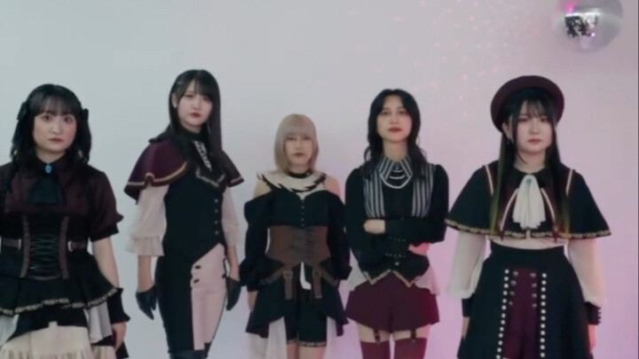 Tôi có thể xem video này hơn 30 lần mà mặt vẫn không biểu cảm gì.