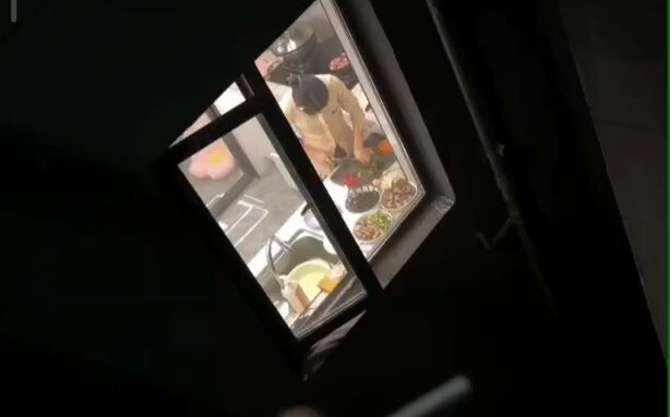 أحسد هذا الرجل حقًا. كل يوم أرى زوجته تُعدّ الطعام وتنتظر عودة زوجها لتناوله.