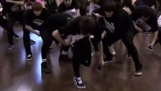 Is there anyone who doesn’t know that Tao was famous for his sword dance in the early days?