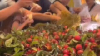超市一颗榴莲不知被谁扒开，一群人蜂拥而上抢“试吃”，网友：榴莲真的可以随便试吃吗？