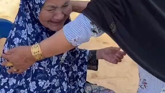 Dua tangan ibu yang mengangkat